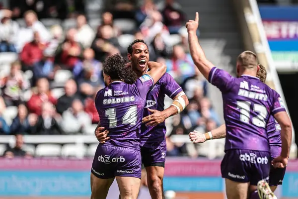 Huddersfield Giants takımından Leroy Cudjoe, Betfred Magic Weekend 2025 maçında Huddersfield Giants vs Hull FC maçını 4 Mayıs 202 'de St. James' s Park, Newcastle 'da kutluyor.