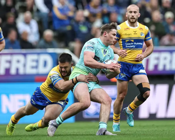 St. Helens 'den Jack Welsby, Betfred Magic Weekend 2025 karşılaşmasında Leeds Rhinos' tan James Bentley tarafından St. James 's Park, Newcastle, İngiltere' de 3 Mayıs 2025 'te oynanan St.Helens - Leeds Rhinos maçında yenildi.