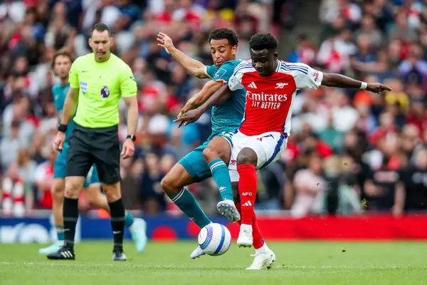 AFC Bournemouth takımından Tyler Adams, 3 Mayıs 2025 'te Emirates Stadyumu' nda oynanan Premier League maçında Arsenal 'in Bournemouth' a karşı oynadığı Bukayo Saka ile top mücadelesi veriyor.