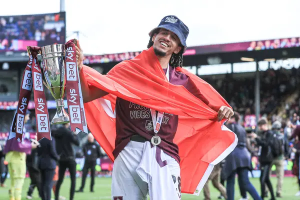 Burnley 'li Hannibal Mejbri, 3 Mayıs 2025' te Burnley 'nin Millwall' a karşı oynadığı Turf Moor, Burnley 'deki Gökyüzü İddia Şampiyonası maçından sonra ikincilik kupasını elinde tutuyor.