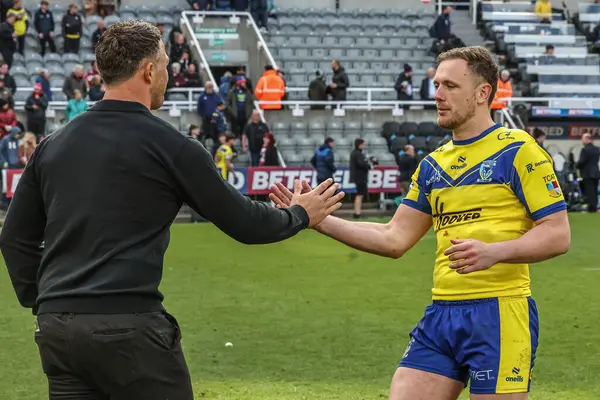 Warrington Wolves 'un Sam Burgess baş antrenörü ve Warrington Wolves' un Ben Currie 'si Betfred Magic Weekend 2025' te Wigan Warriors 'a karşı Warrington Wolves maçı.
