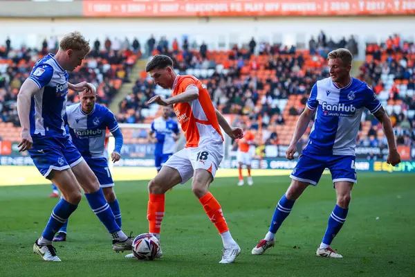 Blackpool 'dan Jake Beesley, Bristol Rovers takımından Connor Taylor ile 3 Mayıs 2025' te Bloomfield Road, Blackpool 'da oynanan Blackpool-Bristol Rover maçında karşılaştı.