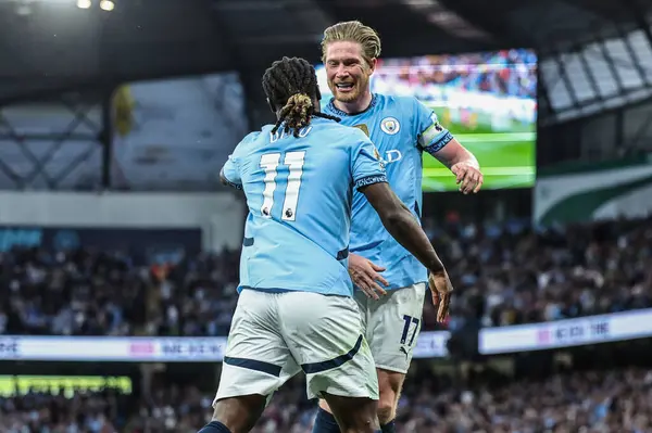 Manchester City 'den Kevin De Bruyne, Premier League maçında Manchester City ile Wolverhampton Wanderers maçında Etihad Stadyumu, Manchester, İngiltere' de 2 Mayıs 2025 'te 1-0 kazanma golünü kutluyor.