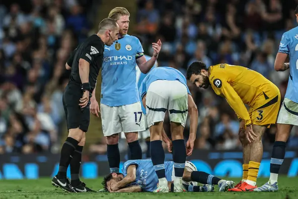 Hakem Peter Bankes Manchester City ile Wolverhampton Wanderers arasındaki Premier League maçı sırasında Manchester City 'den lkay Gndoan' ı kontrol ediyor. Etihad Stadyumu, Manchester, İngiltere, 2 Mayıs 2025