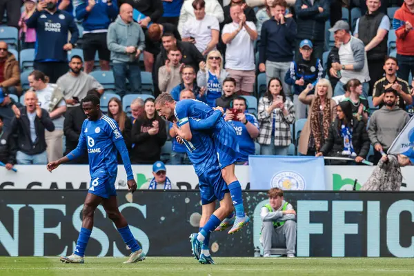 Leicester City 'den Jamie Vardy, İngiltere' nin Leicester kentindeki King Power Stadyumu 'nda oynanan Premier League maçında 1-0 kazanma hedefini kutluyor.