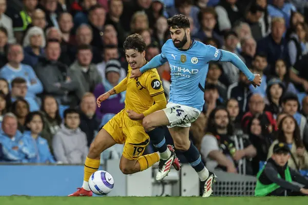 Wolverhampton Wanderers 'dan Rodrigo Gomes ve Manchester City' den Joko Gvardiol Premier League maçında Manchester City ile Wolverhampton Wanderers maçında mücadele ettiler.