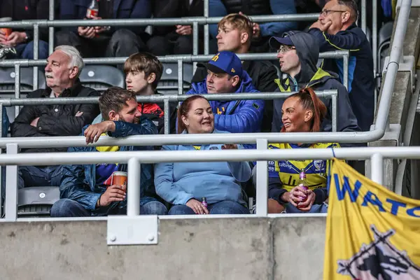 Warrington taraftarları Betfred Magic Weekend 2025 maçında Wigan Warriors, Warrington Wolves 'a karşı St. James' s Park, Newcastle, İngiltere, 4 Mayıs 2025