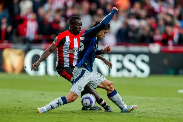 Brentford 'dan Michael Kayode Premier League karşılaşmasında Manchester United takımından Matthijs de Ligt ile Londra' daki Gtech Community Stadyumu 'nda 4 Mayıs 2025' te oynanan karşılaşmada top için mücadele etti.