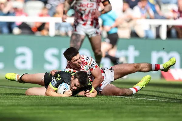 Katalan Ejderhaları 'ndan Luke Keary, Betfred Magic Weekend 2025 maçında St. James' s Park, Newcastle, İngiltere 'de Leigh Leopards ve Catalans Dragons maçına gidiyor.