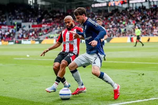 Brentford 'dan Bryan Mbeumo Premier League maçında Manchester United' ın Mason Mount 'ı ile Londra, İngiltere' deki Gtech Community Stadyumu 'nda Brentford-Manchester United maçında mücadele etti.