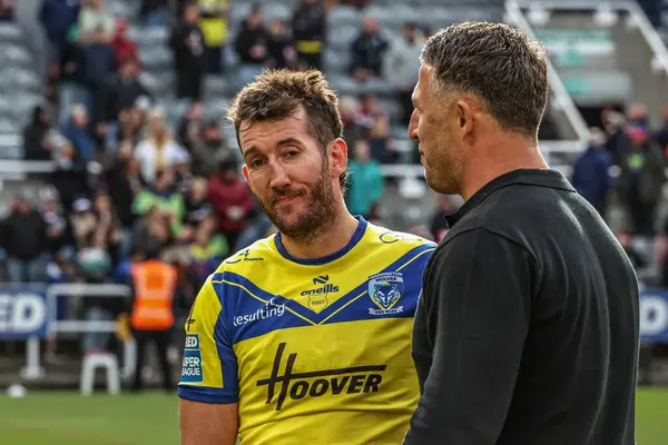 Warrington Wolves 'dan Stefan Ratchford ve Warrington Wolves' un baş antrenörü Sam Burgess, Betfred Magic Weekend 2025 maçı sonrasında Wigan Warriors 'a karşı Warrington Wolves, St. James' s Park, Newcastle, İngiltere, 4 Mayıs 2025