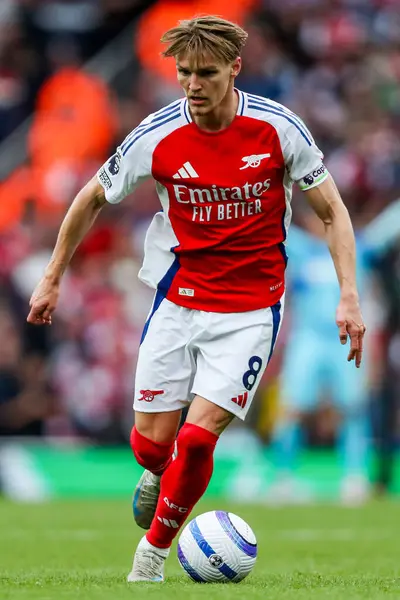 Arsenal 'den Martin Odegaard, 3 Mayıs 2025' te Londra 'daki Emirates Stadyumu' nda oynanan Premier League maçında topla koşuyor.
