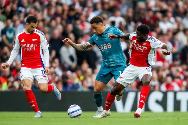 AFC Bournemouth takımından Tyler Adams, 3 Mayıs 2025 'te Birleşik Krallık' taki Emirates Stadyumu 'nda oynanan Premier League maçında Arsenal ve Bournemouth maçında Arsenal ile top mücadelesi verdi.