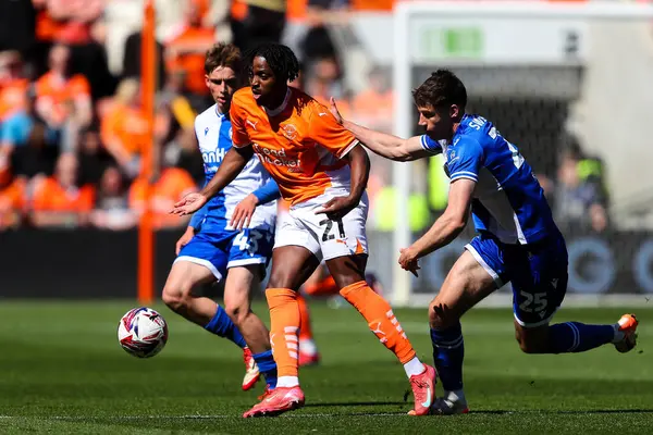 Blackpool 'dan Niall Ennis, 3 Mayıs 2025' te Bloomfield Road, Blackpool 'da oynanan Blackpool-Bristol Rover maçında pas verdi.
