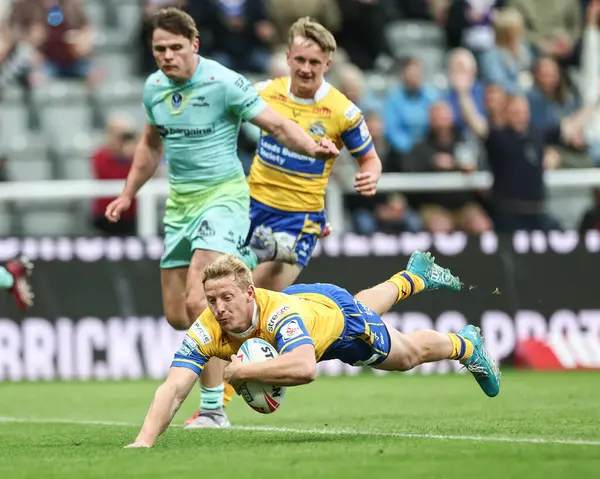 Leeds Rhinos 'tan Lachlan Miller, Betfred Magic Weekend 2025 maçında St. Helens - Leeds Rhinos maçına gidiyor. 3 Mayıs 2025, St. James' s Park, Newcastle, İngiltere