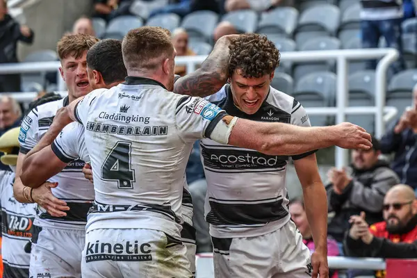 Hull FC 'den Lewis Martin, Betfred Magic Weekend 2025 maçında Huddersfield Giants vs Hull FC' ye karşı St. James 's Park, Newcastle, İngiltere' de 4 Mayıs 2025 'te yaptığı maçı kutluyor.