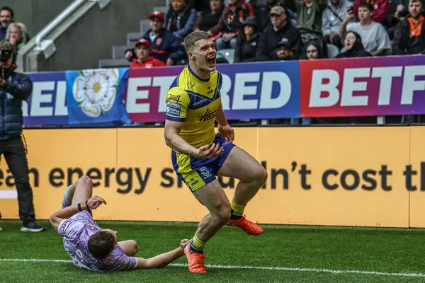 Warrington Wolves 'dan Jake Thewlis, Betfred Magic Weekend 2025 maçında Huddersfield Giants vs Hull FC' ye karşı St. James 's Park, Newcastle, İngiltere' de 4 Mayıs 2025 'te yaptığı maçı kutluyor.