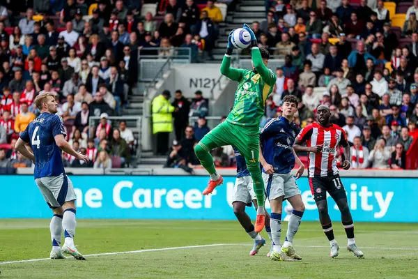 Manchester United takımından Altay Bayndr, Premier League maçında Brentford Manchester United 'a karşı Gtech Community Stadyumu' nda 4 Mayıs 2025 'te bir kurtarış yaptı.