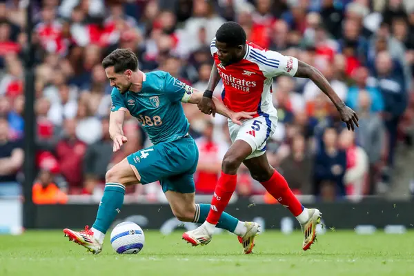 AFC Bournemouth 'dan Lewis Cook, 3 Mayıs 2025' te Londra, Emirates Stadyumu 'nda oynanan Premier League maçında Arsenal ve Bournemouth maçında Arsenal' in baskısı altında.