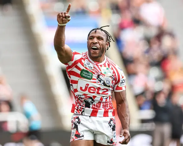 Leigh Leoparları 'ndan Edwin Ipape, Betfred Magic Weekend 2025 maçında denemesini kutluyor. Leigh Leopards, Catalans Dragons' a karşı St. James 's Park, Newcastle, İngiltere, 3 Mayıs 2025