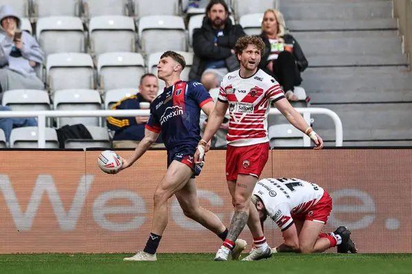 Hull KR 'dan Noah Booth, Betfred Magic Weekend 2025 karşılaşmasında Hull KR, Salford Red Devils' e karşı 3 Mayıs 2025 'te St. James' s Park, Newcastle, İngiltere 'de yaptığı maçı kutluyor.