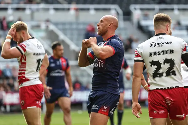 Hull KR 'dan Dean Hadley, Betfred Magic Weekend 2025 karşılaşmasında Hull KR ve Salford Red Devils' i St. James 's Park, Newcastle, İngiltere' de 3 Mayıs 2025 'te kutluyor.