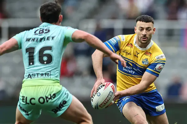 Leeds Rhinos takımından Jake Connor, Betfred Magic Weekend 2025 maçında St Helens, Leeds Rhinos 'a karşı 3 Mayıs 202' de St.James 's Park, Newcastle' da karşılaşacak.