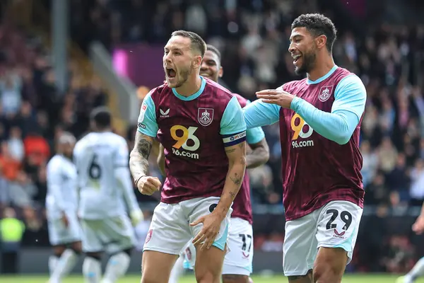 Burnley 'den Josh Brownhill, 3 Mayıs 2025' te Burnley 'nin Millwall' a karşı oynadığı Sky Bet Şampiyonası maçında 3-1 'lik galibiyet golünü kutluyor.