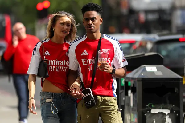 Taraftarlar, 3 Mayıs 2025 'te Birleşik Krallık' taki Emirates Stadyumu 'nda oynanan Premier League karşılaşması öncesinde Emirates Stadyumu' na geldiler.