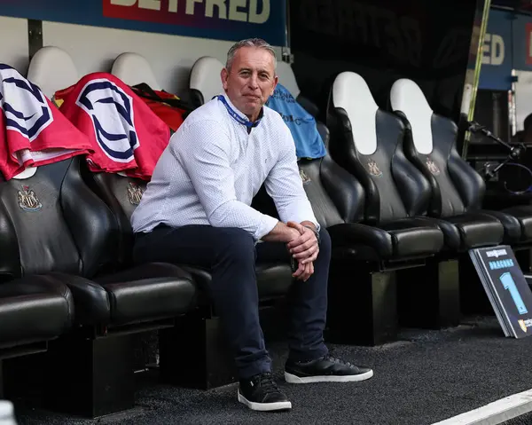 Steve McNamara Katalan Ejderhaları baş antrenörü Betfred Magic Weekend 2025 maçında St.James 's Park, Newcastle, İngiltere' de Leigh Leopards - Catalans Dragons maçında yedek kulübesinde oturdu.