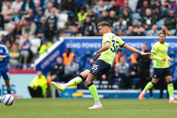 Southampton 'dan Jan Bednarek, Premier League maçında pas veriyor. Leicester City, King Power Stadyumu' nda Southampton 'a karşı.