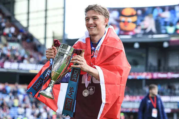 Burnley 'den Oliver Sonne, 3 Mayıs 2025' te Burnley, Burnley, İngiltere 'deki Turf Moor' da oynanan Gökyüzü İddia Şampiyonası maçından sonra ikincilik ödülünü elinde tutuyor.