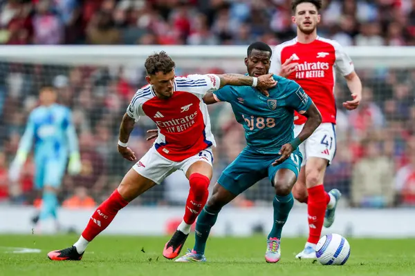 Arsenal 'den Ben White, İngiltere' nin başkenti Londra 'daki Emirates Stadyumu' nda oynanan Premier League maçı sırasında AFC Bournemouth takımından Dango Ouattara ile top mücadelesi veriyor.