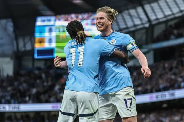 Manchester City 'den Kevin De Bruyne, Premier League maçında Manchester City ile Wolverhampton Wanderers maçında Etihad Stadyumu, Manchester, İngiltere' de 2 Mayıs 2025 'te 1-0 kazanma golünü kutluyor.
