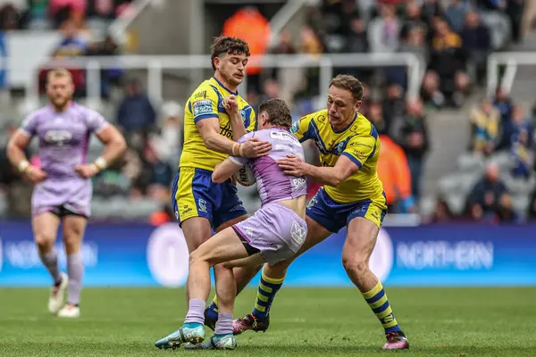 Warrington Wolves 'tan Jordy Crowther ve Warrington Wolves' tan Ben Currie, Betfred Magic Weekend 2025 karşılaşmasında Wigan Warriors 'a karşı Warrington Wolves ile St. James' s Park, Newcastle, İngiltere 'de 4 Mayıs' ta karşılaştılar. 