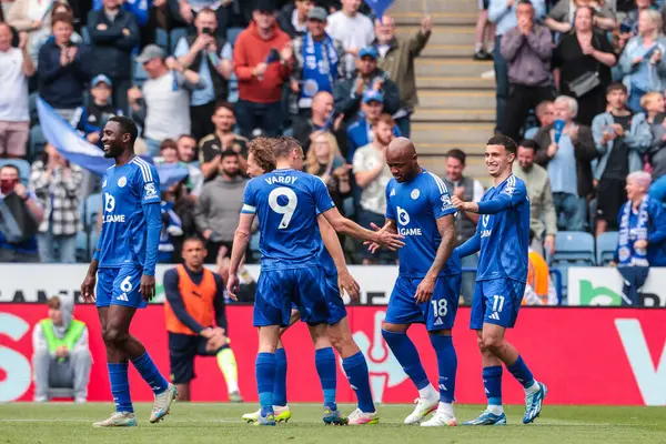 Leicester City 'den Jordan Ayew, İngiltere' nin Leicester kentindeki King Power Stadyumu 'nda oynanan Premier League maçında 2-0' lık galibiyetini kutluyor.