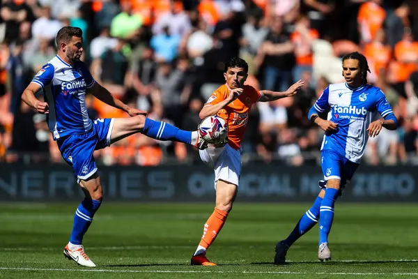 Bristol Rovers 'dan Matt Butcher ve Blackpool' dan Albie Morgan 3 Mayıs 2025 'te Bloomfield Road, Blackpool' da oynanan Blackpool-Bristol Rover maçında top için mücadele ettiler.