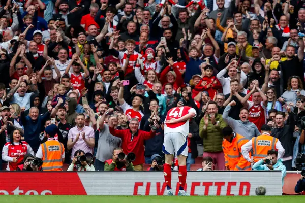Arsenal 'den Declan Rice, 3 Mayıs 2025' te Londra 'daki Emirates Stadyumu' nda oynanan Premier League maçında 1-0 'lık galibiyet golünü kutluyor.