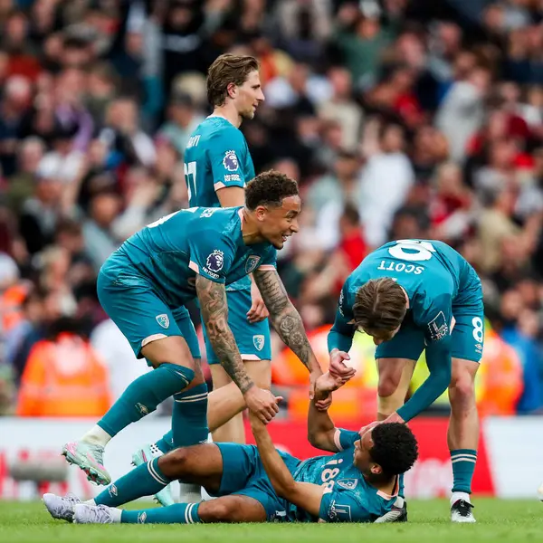 AFC Bournemouth, İngiltere 'nin başkenti Londra' daki Emirates Stadyumu 'nda oynanan Premier League maçının ardından kazanılan zaferi kutluyor.