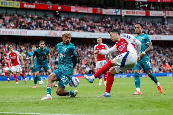 Arsenal 'den Gabriel Martinelli, İngiltere' nin başkenti Londra 'daki Emirates Stadyumu' nda oynanan Premier League maçında topu geçti.