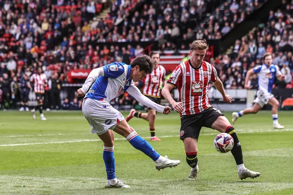 Blackburn Rovers 'dan Yuki Ohashi, 3 Mayıs 2025' te Bramall Lane, Sheffield, İngiltere 'de Sheffield United ve Blackburn Rovers arasındaki Sky Bet Şampiyonası maçında kaleye atış yaptı.