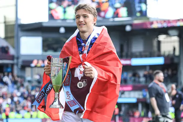 Burnley 'den Oliver Sonne, 3 Mayıs 2025' te Burnley, Burnley, İngiltere 'deki Turf Moor' da oynanan Gökyüzü İddia Şampiyonası maçından sonra ikincilik ödülünü elinde tutuyor.