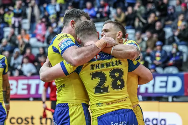 Warrington Wolves 'dan Jake Thewlis, Betfred Magic Weekend 2025 maçında Huddersfield Giants vs Hull FC' ye karşı St. James 's Park, Newcastle, İngiltere' de 4 Mayıs 2025 'te yaptığı maçı kutluyor.