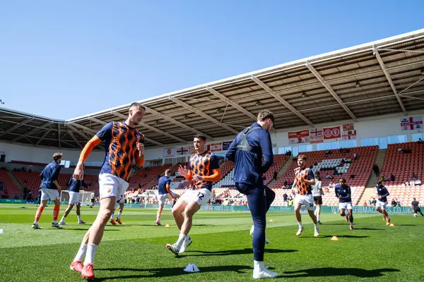 Blackpool oyuncuları, 3 Mayıs 2025 'te Bloomfield Road, Blackpool' da oynanan Blackpool-Bristol Rover maçı öncesinde oynanan maç öncesi ısınma maçında