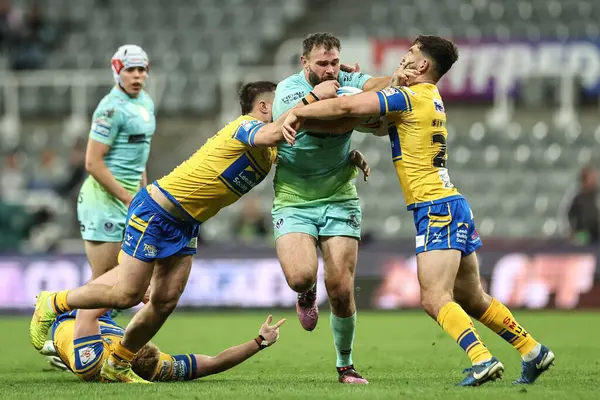 St. Helens 'den Alex Walmsley, Betfred Magic Weekend 2025 karşılaşmasında Leeds Rhinos' lu Jack Sinfield 'ı 3 Mayıs 2025' te St. James 's Park, Newcastle' da St.Helens - Leeds Rhinos maçında yakaladı.