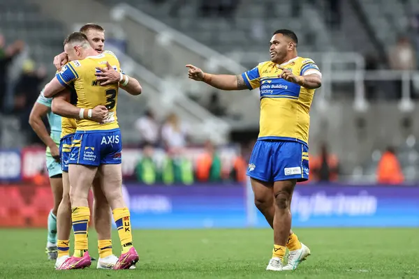 Leeds Rhinos takımından Sam Lisone, 3 Mayıs 202 'de St. James' s Park, Newcastle, İngiltere 'de oynanan Betfred Magic Weekend 2025 karşılaşmasında galibiyeti kutluyor.
