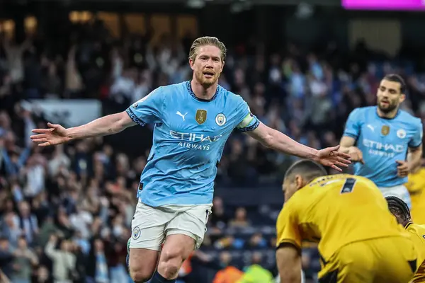 Manchester City 'den Kevin De Bruyne, Premier League maçında Manchester City ile Wolverhampton Wanderers maçında Etihad Stadyumu, Manchester, İngiltere' de 2 Mayıs 2025 'te 1-0 kazanma golünü kutluyor.