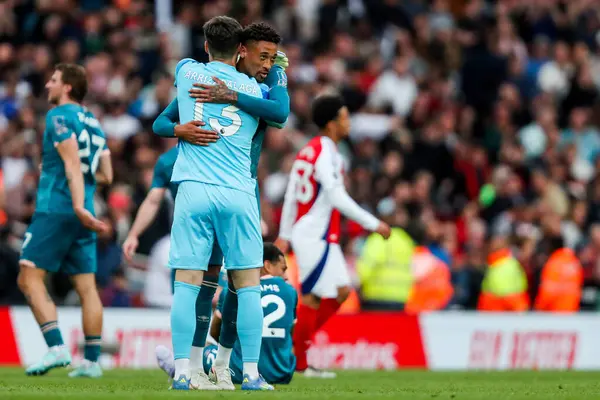 AFC Bournemouth takımlarından Kepa ve Daniel Jebbison, 3 Mayıs 2025 'te Emirates Stadyumu' nda oynanan Premier League maçının ardından kazanılan zaferi kutluyorlar.