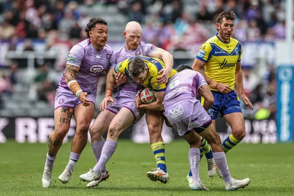 Warrington Wolves 'dan Lachlan Fitzgibbon, Wigan Warriors 2025 Betfred Magic Weekend 2025 karşılaşmasında Wigan Warriors vs Warrington Wolves ile 4 Mayıs 2025' te St. James 's Park, Newcastle, İngiltere' de oynanan karşılaşmada Wigan Wigan Warriors 'tan Liam Farrell tarafından yenildi.