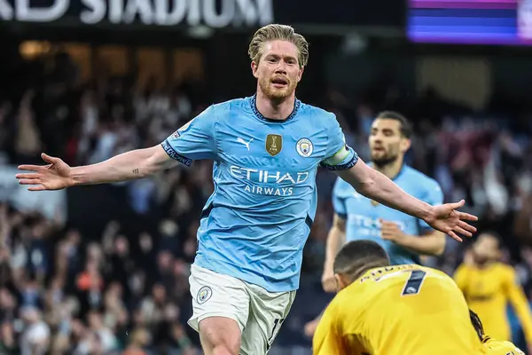Manchester City 'den Kevin De Bruyne, Premier League maçında Manchester City ile Wolverhampton Wanderers maçında Etihad Stadyumu, Manchester, İngiltere' de 2 Mayıs 2025 'te 1-0 kazanma golünü kutluyor.